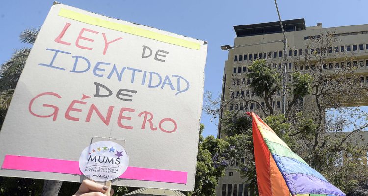 Acompañamiento y ambigüedad: los reparos ante la Ley de Identidad de Género en menores de edad « Diario y Radio Universidad Chile