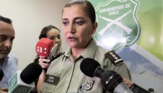 La coronel Karina Soza, directora suplente de la Dirección de Derechos Humanos de Carabineros, fue la misma que frente a las denuncias de uniformados ingiriendo cocaína, sostuvo que lo que en realidad utilizaban era mentholatum. Foto: Captura de vídeo. 