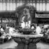 Pila de agua en el interior del Mercado Central, 1915.