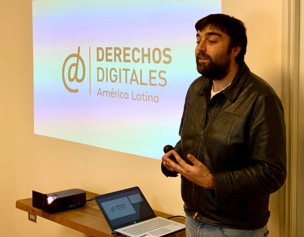 Pablo Viollier es abogado de la ONG Derechos Digitales y académico de la Universidad Diego Portales. Se ha especializado en derecho y tecnología, protección de datos personales y ciberseguridad. Foto: Corporación Opción.