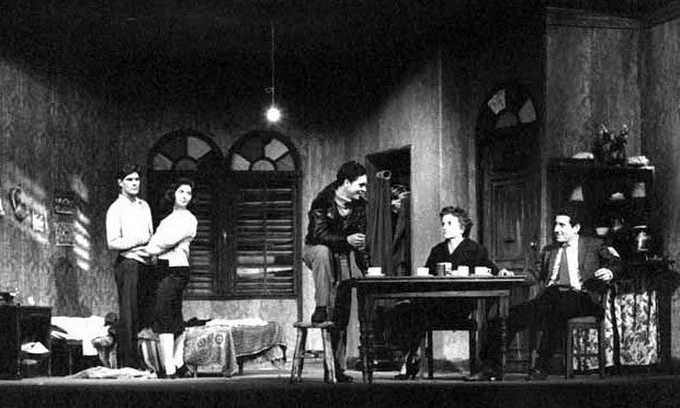 Víctor Jara junto a Bélgica Castro, Luis Barahona y Mirian Benovic en Parecido a la felicidad (1959) de Alejandro Sieveking.