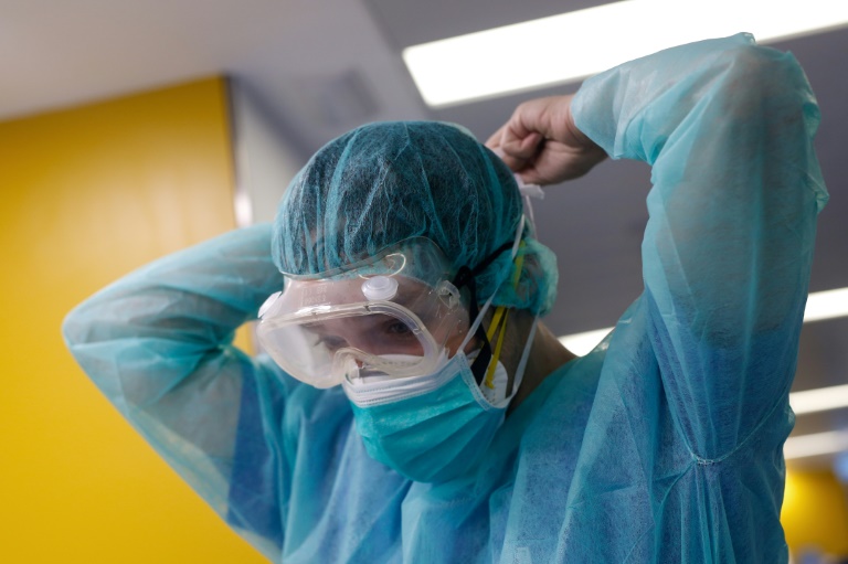 Un miembro del personal médico con indumentaria protectora se dispone a atender a pacientes con coronavirus en la unidad de cuidados intensivos del hospital Vall d'Hebrón de Barcelona, el 6 de abril de 2020 en la ciudad española.