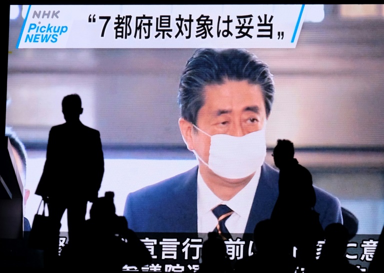 Una pantalla emite un informativo con la imagen de Shinzo Abe con mascarilla en el Parlamento de Japón, el 7 de abril de 2020 en Tokio.