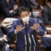 Shinzo Abe, con mascarilla protectora en el rostro, gesticula durante una intervención en una comisión del Parlamento japonés, el 1 de abril de 2020 en Tokio.