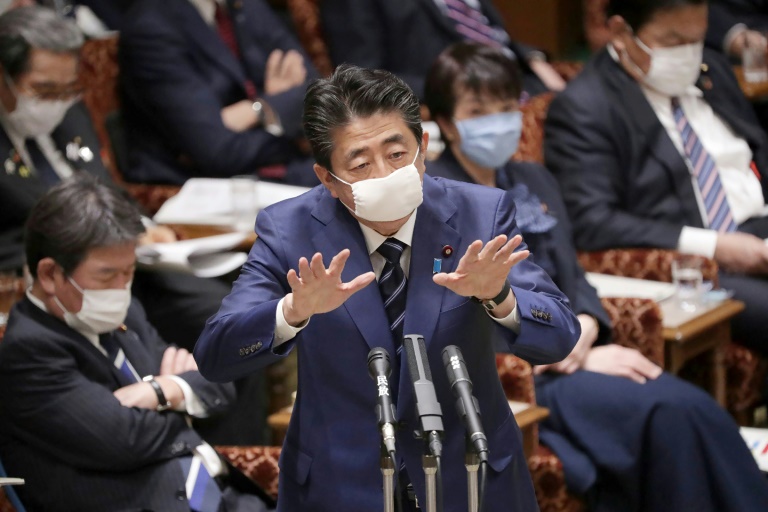 Shinzo Abe, con mascarilla protectora en el rostro, gesticula durante una intervención en una comisión del Parlamento japonés, el 1 de abril de 2020 en Tokio.