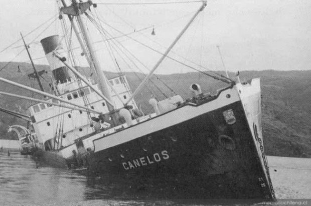 Barco Canelos hundido tras el maremoto, 1960. Colección Biblioteca Nacional. Fuente: Memoria Chilena. 