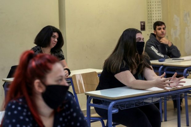 Unos alumnos del último curso de educación secundaria asisten a clase en un colegio de Atenas el 11 de mayo de 2020.