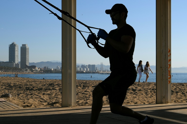 Una persona se ejercita en la playa de la Barceloneta de Barcelona el 20 de mayo de 2020.