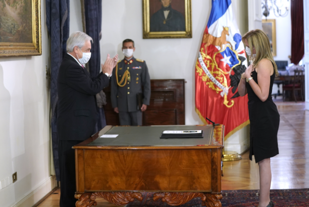 En una escueta ceremonia en en Palacio de La Moneda, este miércoles el presidente Sebatián Piñera tomó el juramento de Macarena Santelices como nueva ministra de la Mujer y Equidad de Género. Foto: Presidencia.