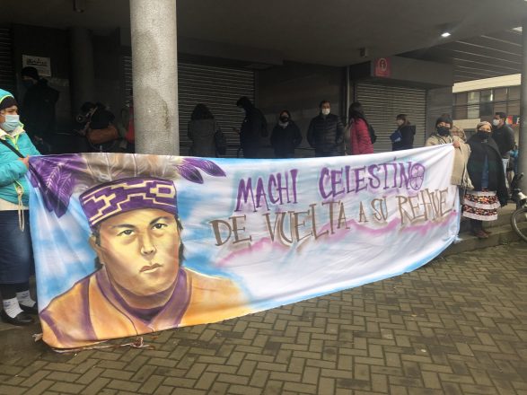 Decenas de personas se han acercado al Centro Penitenciario de Temuco para entregar su apoyo al machi Celestino Córdova ante la huelga de hambre que ya sostiene hace 93 días. Foto: @Araucanía diario