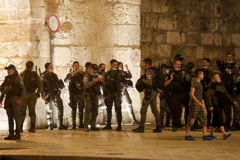 Guardias fronterizos israelíes vigilan durante el funeral del palestino al que mató la policía israelí el 31 de mayo de 2020 en Jerusalén.