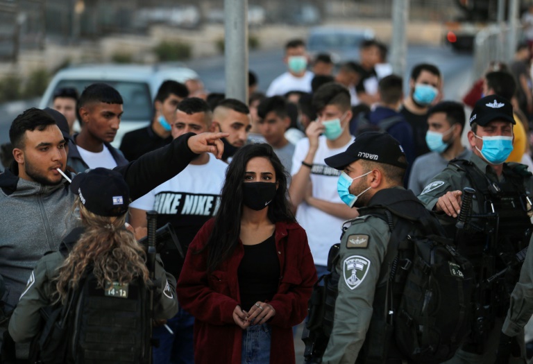 Miembros de las fuerzas de seguridad israelíes bloquean el paso de manifestantes en Jerusalén, el 31 de mayo de 2020.