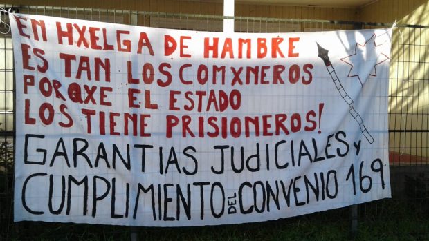 Durante esta semana los comuneros mapuche en huelga de hambre de las cárceles de Angol y Lebu han radicalizado sus posturas. Al terminar esta semana los 19 habrán iniciado una huelga seca. Foto: Radio UChile.