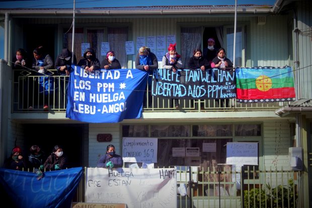 Mujeres mapuche se toman las oficinas de gendarmería en Concepción, en apoyo a los 12 comuneros que se encuentran en huelga de hambre en la cárcel de Lebu. Foto: Julio César Parra.