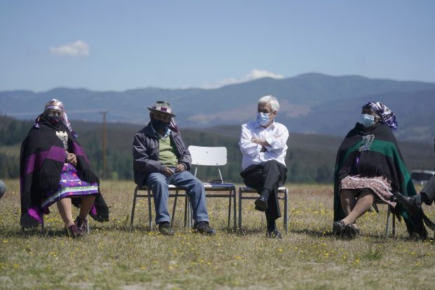 En su visita a La Araucanía, el presidente Sebastián Piñera junto al ministro Rodrigo Delgado se reunieron con una comunidad mapuche en Los Sauces, Angol. Foto: Presidencia.