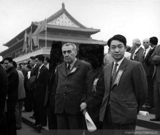 Pablo de Rokha en China, 1964. Fuente: Memoria Chilena. 