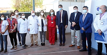 Tras un convenio, la Facultad de Medicina de la U. de Chile y el Hospital San José iniciaron el ensayo de la fase III de la vacuna de la U. Oxford-AstraZeneca.