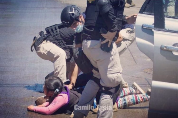 El pasado 7 de enero efectivos de la PDI detuvieron a familiares de Camilo Catrillanca. Entre ellos a su hija Guacolda, de 7 años, quien fue reducida en el suelo. Foto: Camilo Tapia.