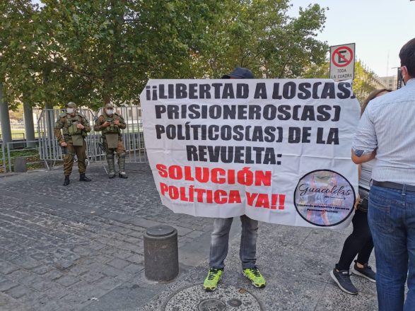 Organizaciones de derechos humanos y agrupaciones de familiares de los denominados presos de la revuelta llegaron hasta el Palacio de La Moneda para entregar una carta al Presidente Piñera. Foto: Tomás González F. / Radio UChile.