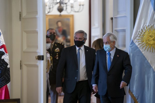 Este martes, el Presidente Sebastián Piñera volvió al Palacio de La Moneda luego de cumplir su cuarentena por haber sido notificado como contacto estrecho de Covid-19. Foto: Presidencia.