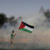 manifestante sostiene bandera palestina en enfrentamiento