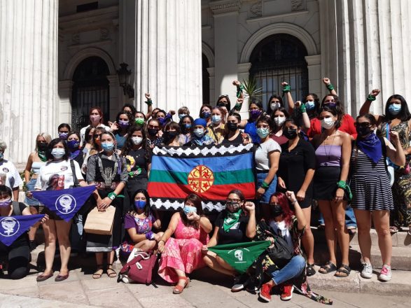 La diputada Karol Cariola, junto a mujeres feministas, diputadas, candidatas y dirigentas de oposición, entregaron un reconocimiento a la machi Francisca Linconao, como mujer mapuche que también ha sido víctima de la violencia estatal. Foto: Prensa Karol Cariola.