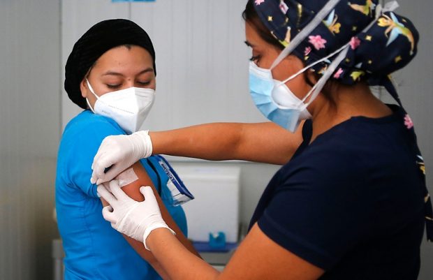 En el país, a la fecha, se ha inoculado a más de 3 millones 700 mil personas con las vacunas de Pfizer y Sinovac. Foto: Archivo.