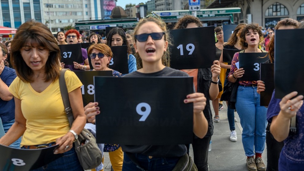 Women hold signs with different numbers symbolizing the women murders during a protest against gender violence in Istanbul, at Kadikoy on September 28, 2019. (Photo by BULENT KILIC / AFP)