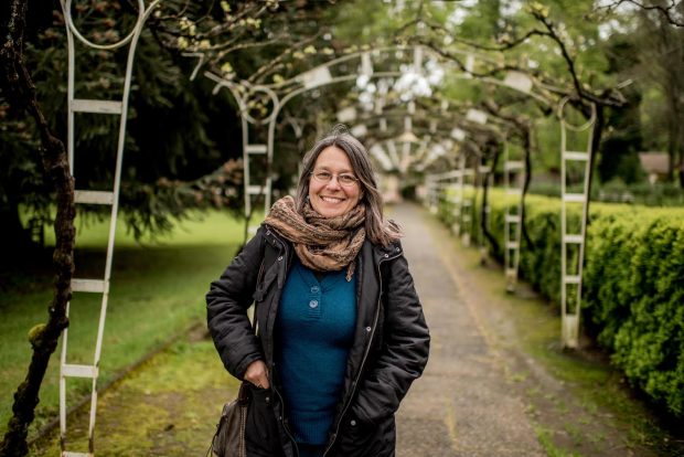 La periodista Pascale Bonnefoy es corresponsal de The New York Times y académica del Instituto de la Comunicación e Imagen de la Universidad de Chile. Es autora de los libros “Cazar al cazador” (2018) y “Terrorismo de Estadio” (2005). Foto: The Clinic.