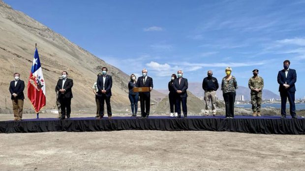 Este domingo, desde Iquique, el Presidente Piñera promulgó la nueva Ley de Migraciones. Lo acompañaron el ministro y subsecretario del Interior, además de los directores de Carabineros y la PDI. Foto: Presidencia.