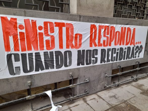 Parte de los lienzos desplegados por la Confedeprus a las afueras del Ministerio de Salud. FOTO: Radio Universidad de Chile