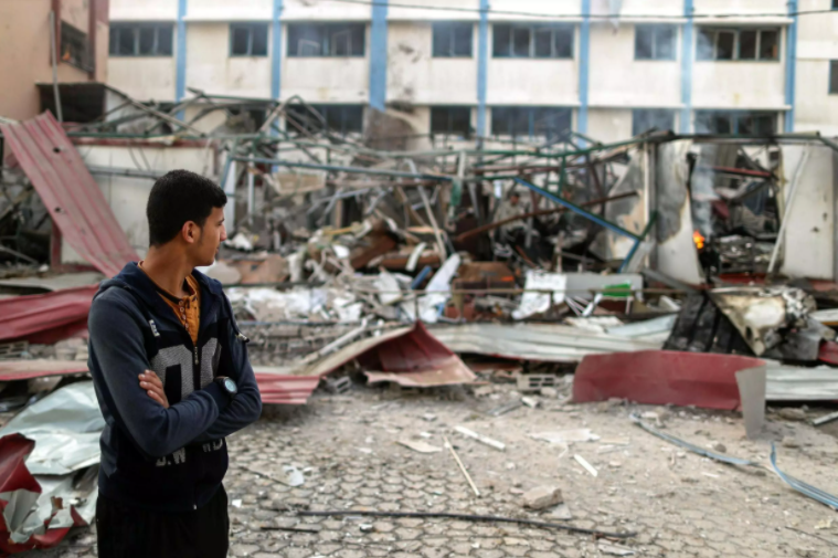 Un palestino tras los ataques a la ciudad de Gaza, 11 de mayo de 2021. REUTERS - SUHAIB SALEM