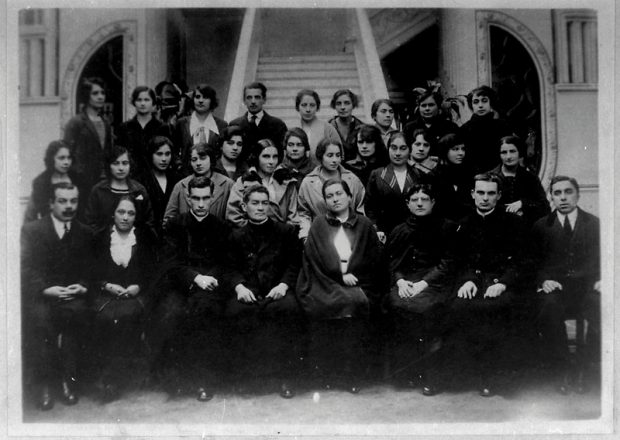 Fotografía tomada el mismo día en que Gabriela Mistral parte a México en 1922. Liceo N°6 de Niñas Teresa Prats de Sarratea, Santiago. Archivo Central Andrés Bello. U. de Chile.