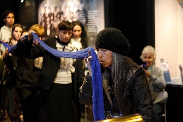 Registro de la artista Cecilia Vicuña durante su performance "Patipelaos" realizada en 2016, en la Sala Museo Gabriela Mistral..