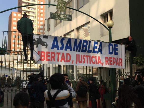 Una decena de detenidos dejó la acción de Carabineros contra un grupo de manifestantes que en el frontis de la Catedral exigían encadenados a una de sus rejas la libertad de los presos de la revuelta social