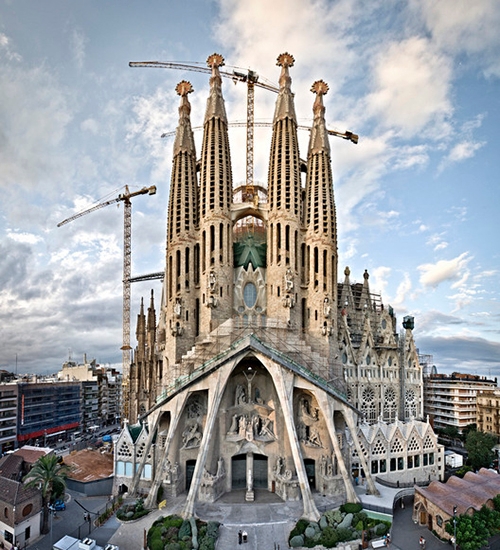 En el marco de este proyecto, la FAU U. de Chile realizará un programa de estudios para implementar las técnicas constructivas asociadas a las artes y oficios legadas por Gaudí.