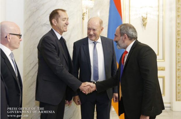 Gunther Pilaski y ejecutivos de Cronimet junto al Primer Ministro de Armenia Nikol Pashinyan