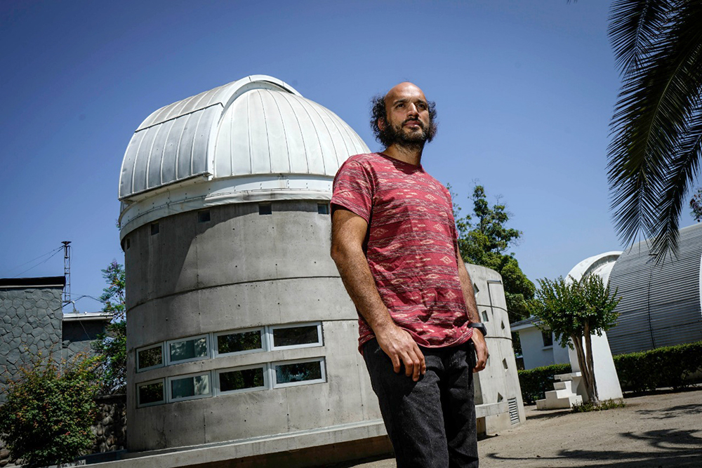 Ph.D en Astrofísica de la Universidad de Cornell.