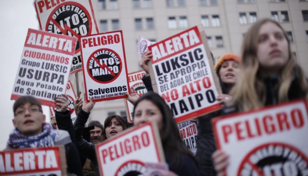4 de julio de 2014/SANTIAGO Un grupo de personas manifiesta su rechazo al proyecto hidroeléctrico Alto Maipo en el Cajón del Maipo frente al palacio La Moneda. FOTO: DAVID VON BLOHN/ AGENCIAUNO