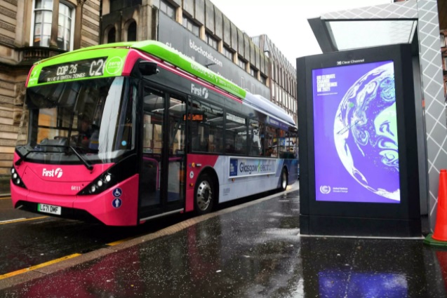 Un autobús eléctrico COP26, que transportará a los delegados, está estacionado en el centro de la ciudad de Glasgow, Escocia, el 29 de octubre de 2021, antes de la Conferencia de las Naciones Unidas sobre el Cambio Climático COP26 que se celebrará en la ciudad a partir del 31 de octubre de 2021. Andy Buchanan AFP