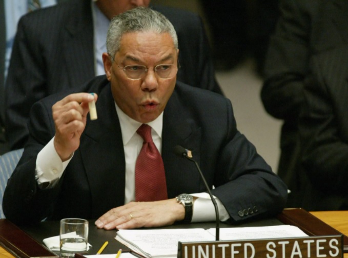 El exsecretario de Estado de EEUU Colin Powell da un discurso en la Asamblea General de la ONU el 5 de febrero de 2003 en Nueva York Timothy A. CLARY AFP/Archivos