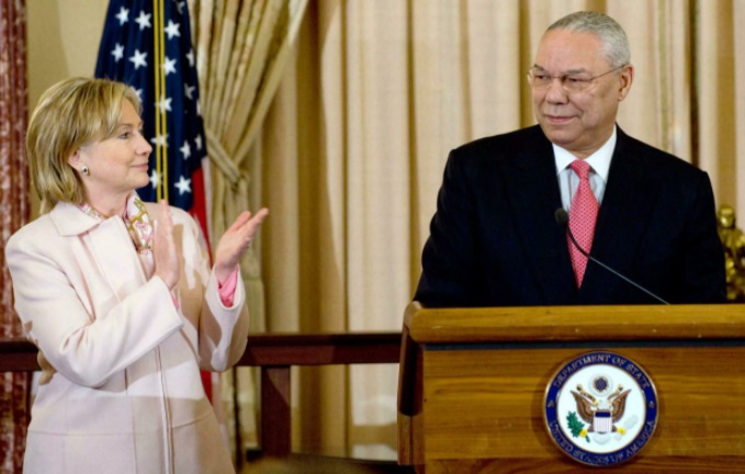Colin Powell (D) y Hillary Clinton (I), exsecretarios de Estados, durante un acto en el Departamento de Estado, en Washington, el 7 de diciembre de 2009 Saul LOEB AFP/Archivos
