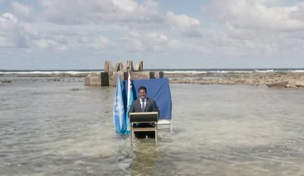 Canciller de Tuvalu, Simon Kofe. La isla ubicada en la Polinesia está seriamente amenazada por el aumento del nivel del mar. Foto: Pantallazo de Youtube.