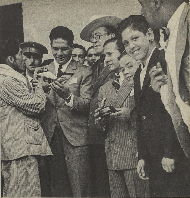Arturo Godoy comparte con fanáticos. Foto: Archivo Revista Estadio.
