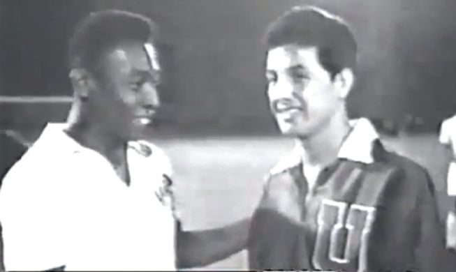 Leonel Sánchez junto a Pelé, en uno de los tradicionales torneo de verano que se desarrollaban en el Estadio Nacional.