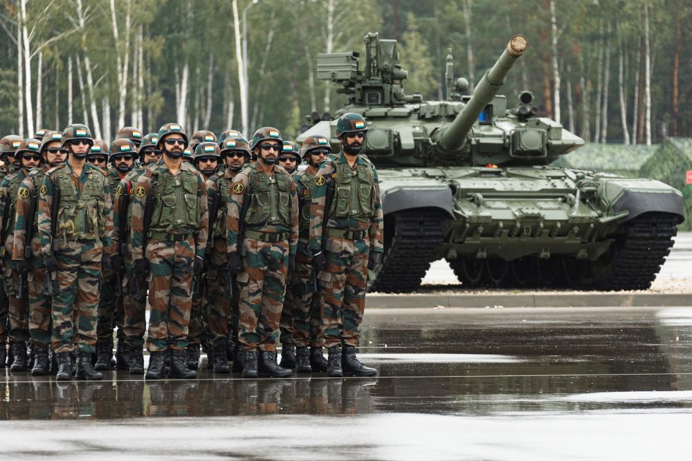 Nizhny Novgorod Region (Russian Federation), 09/09/2021.- A handout photo made available by Russian Defence ministry press service shows Indian servicemen attend an opening ceremony of the Zapad-2021 (West-2021) joint Russian-Belarusian drills on the Mulino training ground in the Nizhny Novgorod region, Russia, 09 September 2021. The exercises take place in Russia and Belarus from 10 to 16 September. the Russian Ministry of Defense said that the Zapad-2021 (West-2021) military exercises will be defensive in nature. Up to 200 thousand personnel, about 80 aircraft and helicopters, up to 760 units of military equipment, including 290 tanks, 240 guns, multiple launch rocket systems and mortars, as well as up to 15 ships take part in the exercises on the territory of the Russian Federation and Belarus. (Abierto, Bielorrusia, Rusia, Estados Unidos) EFE/EPA/RUSSIAN DEFENCE MINISTRY HANDOUT HANDOUT EDITORIAL USE ONLY/NO SALES
