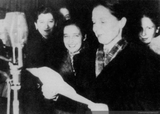 Elena Caffarena haciendo campaña radial del Memch, 1938. Créditos: Memoria Chilena. 