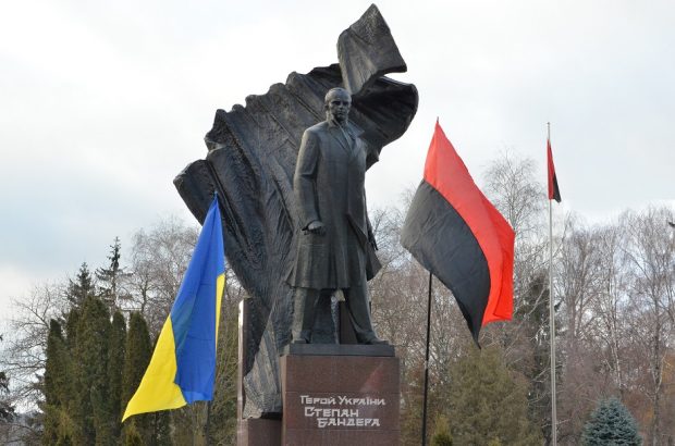 Monumento a Stepan Bandera en la ciudad ucraniana de Ternópil. Durante la última década se ha homenajeado por ultranacionalistas ucranianos a crminales de guerra nazis incluso colocando sus nombres en calles de Kiev y otras urbes del país. 