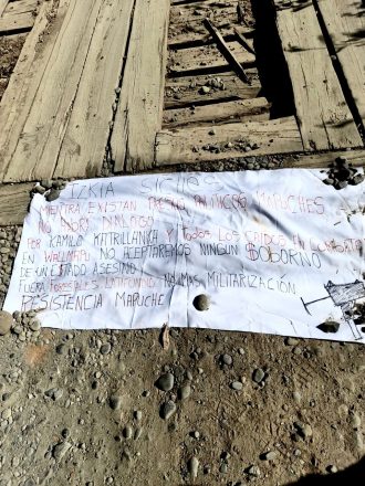 El escrito fue encontrado poco después sobre el puente donde fue quemado un vehículo que impidió el paso de la comitiva de la ministra Siches.