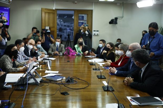 La comisión de Constitución continuará su trabajo este martes donde escuchará a representantes de ocho entidades para evaluar la posibilidad de un quinto retiro de ahorros previsionales. 